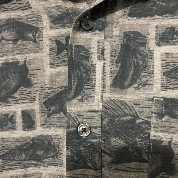 HUK FISHING MENS SIZE LARGE Gray Casual Button Down Shirt FISH DESIGN CLEAN - Picture 6 of 13